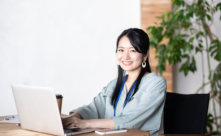 玩具やカード類の商品登録、梱包、発送、ECサイトの管理業務の求人画像